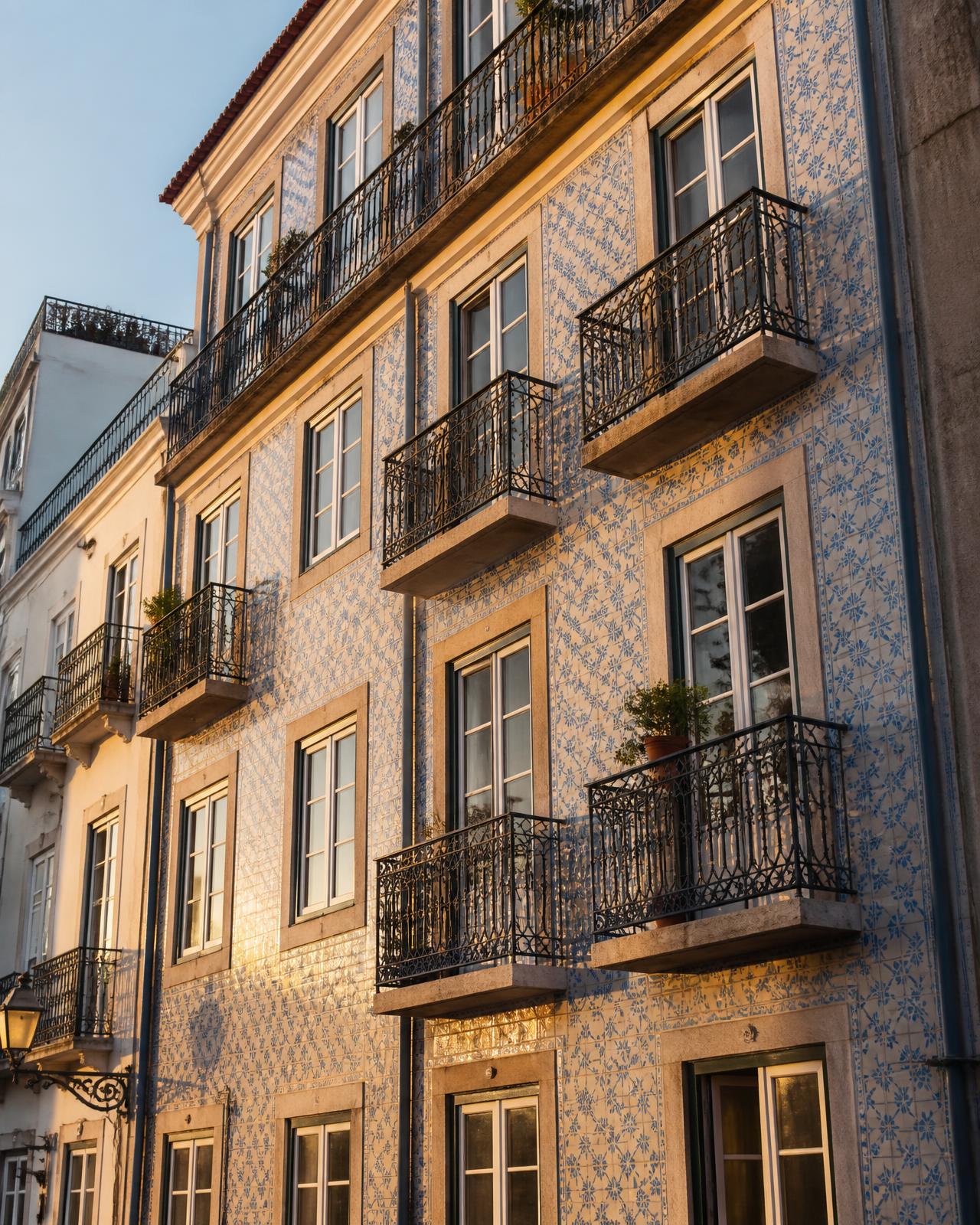 Fachada de um edifício português com azulejos